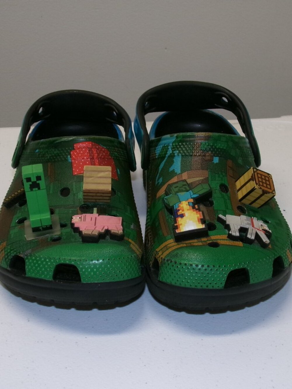 Crocs Minecraft Clogs Kids Size J1 Green Camo w/ Jibbitz Charms Creeper Shoes